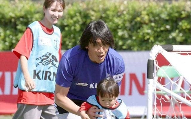 中村俊輔コーチが笑顔で子どもらと交流　「歩いて行う」ウオーキングフットボールに参加「絆、つながりを感じる良い時間に」