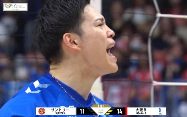 西田有志、髙橋藍を“吹っ飛ばす”強烈スパイク 頂上決戦の“極上のエース対決”を象徴する一コマにファン熱狂