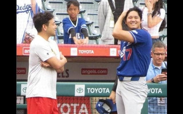 大谷翔平と菊池雄星が笑顔で握手とハグ　試合前に投球談義　約１０分間身振り手振りで　花巻東出身＆３月ＷＢＣチームメート