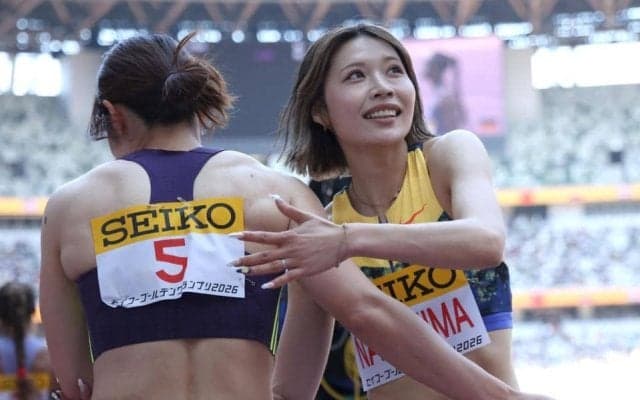 陸上　女子ハードラーが互いをたたえあったシーン　先輩から受け継がれたスタイル　福部真子が中島ひとみとハグ＆田中佑美の頭をナデナデ