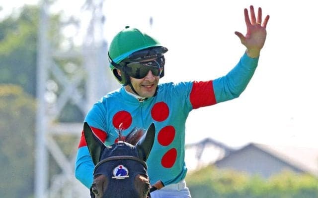 「フランスの天才ジョッキー」ルメール騎手のＧ１・１００勝記念Ｔシャツを１００枚限定で発売　エンブロイダリーでヴィクトリアＭ制覇