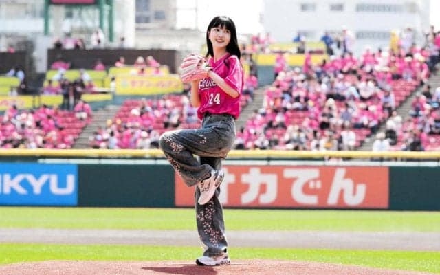「ごっつい顔小さくて」楽天　人気女優の始球式舞台裏公開に反響　２選手が指導役　グラブも借りて通算６度目のマウンドへ