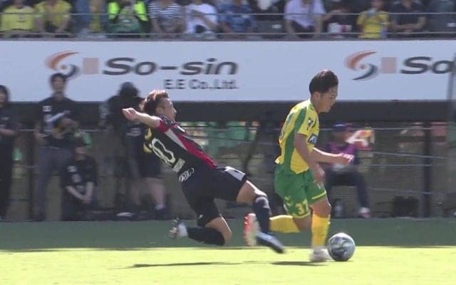 「これは痺れる」「お見事」柴崎岳、フェア過ぎる“変態タックル”にファン衝撃「出遅れたのにノーファウルで奪った」