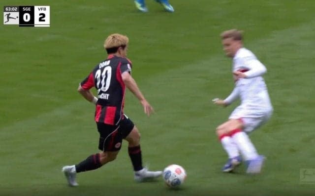 相手を惑わす… 堂安律、巧みな駆け引きから“緩急ドリブル” カットインを警戒させて“縦突破”→ドイツ代表DFのカード誘発