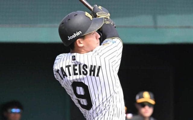 ドラフト１位の阪神・立石がデビュー戦で初球をプロ初安打　記念球はベンチに返される　兄貴分の森下も大喜び