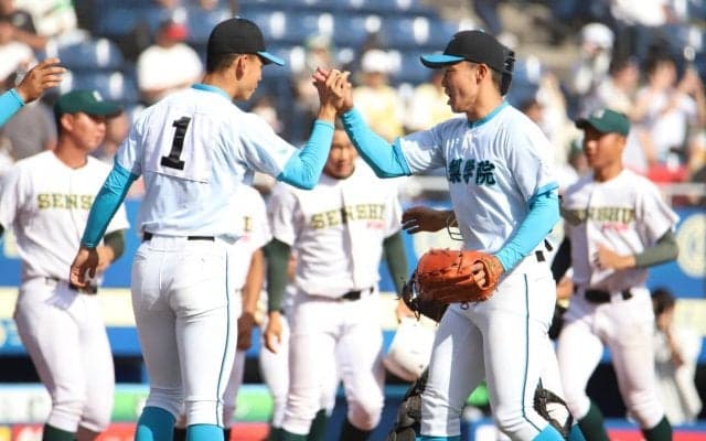 「せめてコールド負けだけは…」山梨学院が最大6点差をはね返してベスト4進出！7回一挙8得点の猛攻を指揮官も称賛【関東大会】