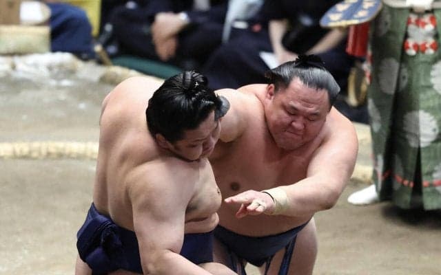 41歳玉鷲の今場所初白星に涙ぐむファンも　日馬富士抜く幕内713勝に「奇跡に近い」琴風氏