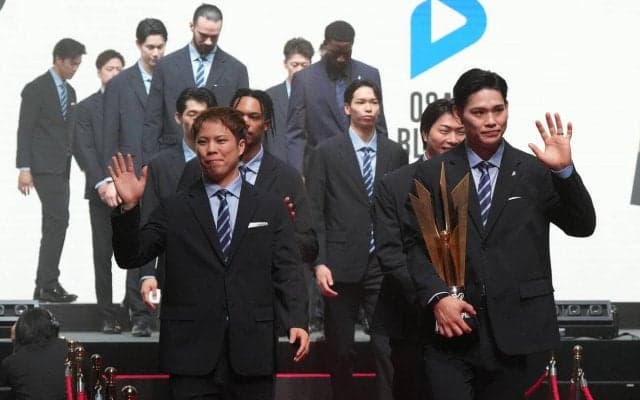 【バレー】西田有志、年間表彰で端正なスーツ姿披露「日本バレーのレベルを証明できた」