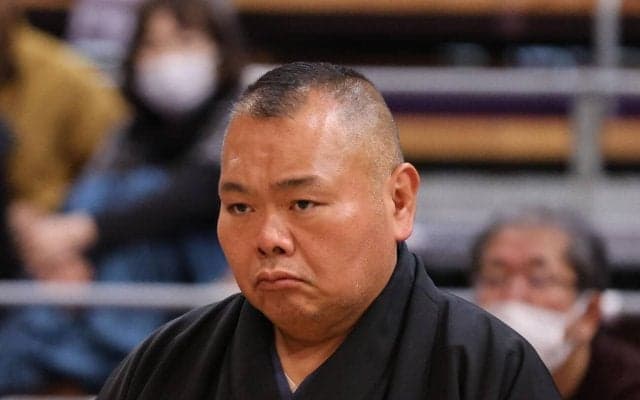 浦風親方またも受難　９日目は霧島が落ちてきて、10日目は御嶽海に足踏まれる「最悪…」