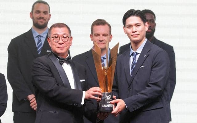 【バレー】西田有志「明日からウェートトレで（体を）再構築」チャンピオンシップ初制覇＆ＭＶＰ…ＳＶリーグ表彰式