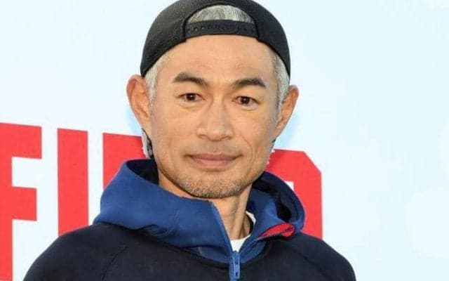 村上宗隆がイチロー氏と対面　手も足もビシッ→何度も頭下げる光景　球団が動画公開「村上は可愛がられ力ある」「いつにも増して礼儀正しい」「手も足もそろえて」