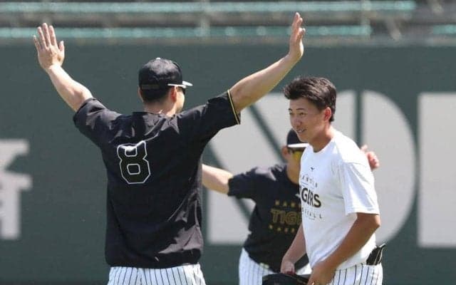 阪神　佐藤輝明がドラ１ルーキーに見せた姿　野手陣の雰囲気を象徴した一枚「違和感なくプレーできるように」２０１０年代には見られなかったシーン