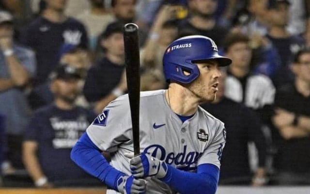 ドジャース　フリーマンが大谷翔平にニッコニコでタッチ　先制２ランで胸アツシーン　パワー誇示のポーズに笑み止まらず