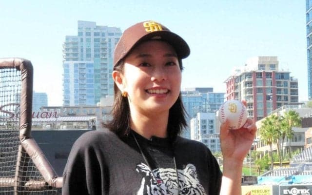 石川佳純さんが勝負強っ！メジャーの舞台で初のノーバウンド投球　サウスポーから捕手役の松井裕樹へ　スタンドから拍手と歓声