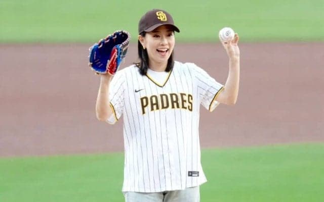 石川佳純さんがノーバウンド始球式　大谷翔平の出場試合で…パドレスユニ、捕手は松井裕樹