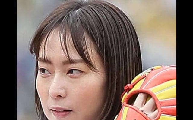 石川佳純さん「メジャーでも笑顔が輝いている」パドレス－ドジャース戦でノーバウンド始球式
