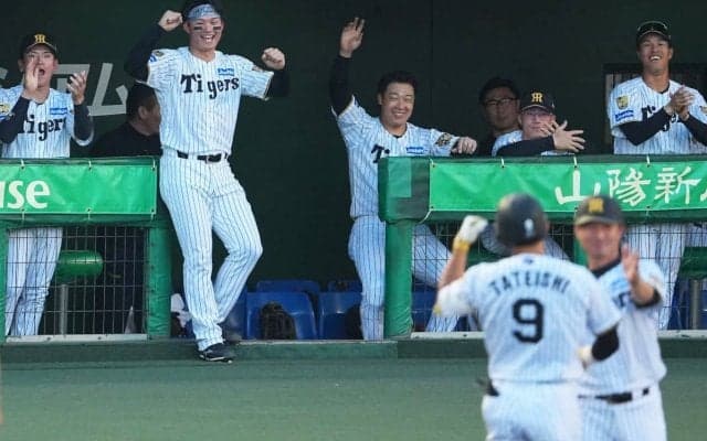 「雰囲気が最高すぎる！」ドラ1ルーキーのプロ初ヒットを喜ぶ阪神ベンチの様子が話題「大山さんの顔よ」「黄金期確定」