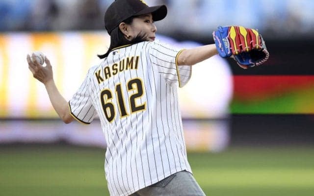 「可愛過ぎてつらい…」卓球・石川佳純、パドレスードジャース戦で始球式　ノーバウンド投球を披露「ナイスピッチでした！」