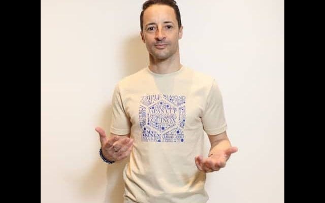 C.ルメール騎手がG1・100勝達成 「CL by C.ルメール」が限定Tシャツを発売