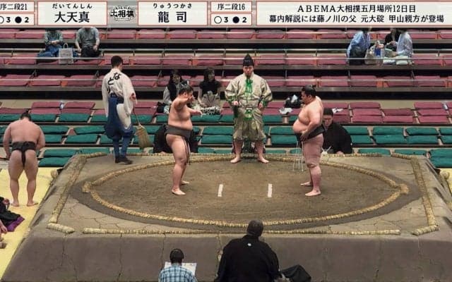 「存在感スゴ」「鎮座してる」大相撲、花道奥に“見覚えのある”巨大フォルムな人物の姿 圧倒的存在感に反響