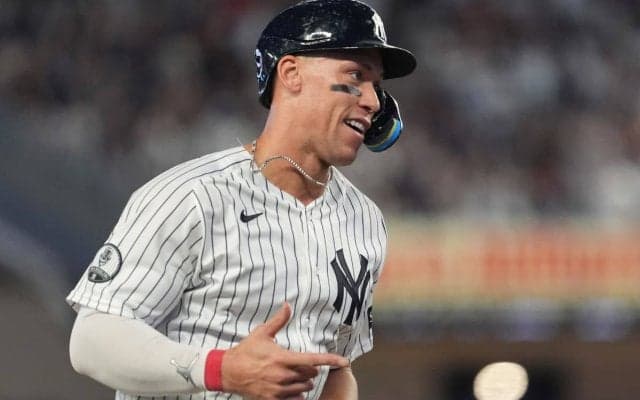 ジャッジがABSを待たずに一塁へ「オーラが凄い」驚異の選球眼が話題に「立ち去り方がクール」