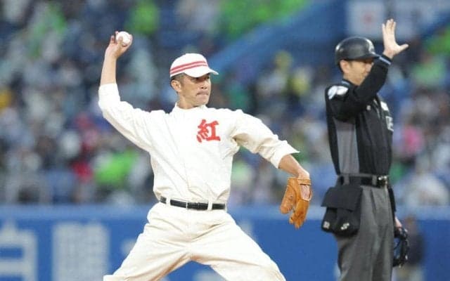 ヤクルト戦　“奇跡のバックホーム”松山商ＯＢの矢野勝嗣氏が始球式　拍手と歓声に包まれる