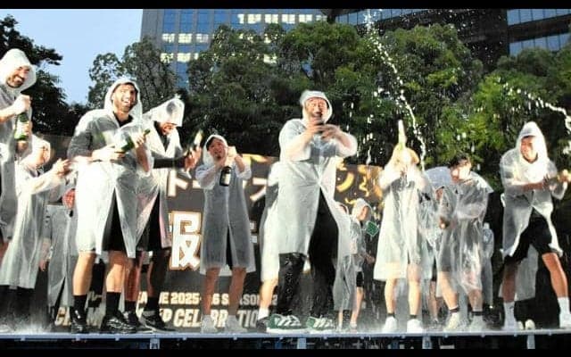 ストークス、雨中のシャンパンファイトで喜び合う　優勝を市民に報告