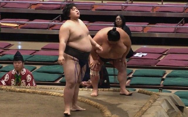 「どうした？」1分半の熱戦直後、力士に異変 駆け寄った呼出を制するも不自然な動き