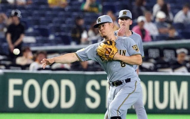 【巨人】佐藤輝明ら阪神主力もベンチ前で整列して祝福　坂本勇人が通算300号の連盟表彰を受ける