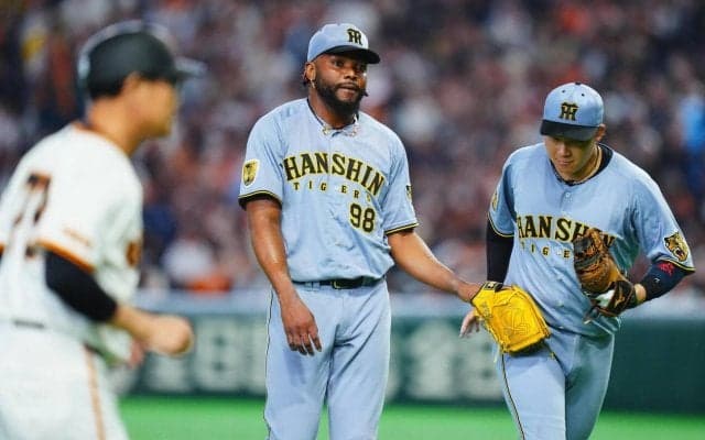 【阪神】大逆転は許さん！坂本誠志郎がガッツポーズ　８回ピンチを連続三振でしのいで感情あらわ