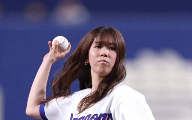雰囲気一変の大人美！金メダリストの１９歳・深田茉莉がゆるふわロングヘアで中日戦の始球式降臨「勝利の女神」「可愛かった」