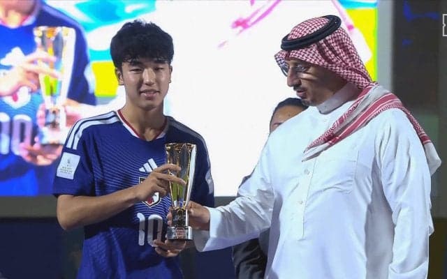 “衝撃ゴラッソ”の日本代表10番、MVP＆得点王＆優勝の三冠達成！16歳・北原槙が「憧れの存在」佐藤龍之介との“約束”を果たし笑顔【U17アジア杯】