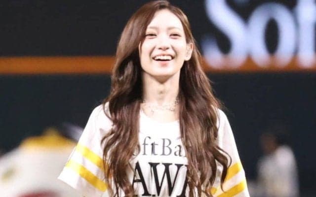 へそチラ…長髪美女が「めっちゃ美しい」　可憐すぎる一球にファン悶絶「ビジュが良すぎ」