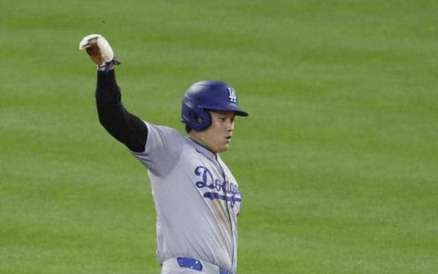 大谷翔平　第１打席は四球で出塁→盗塁失敗　チャレンジで判定が覆る　エンゼルス時代の同僚と一緒に映像を確認するシーンも
