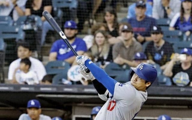 大谷翔平が強烈な右前打！今季最長の８試合連続安打マーク　追い込まれてチェンジアップを捉える　捕手がはじいたボールを拾ってあげるシーンも