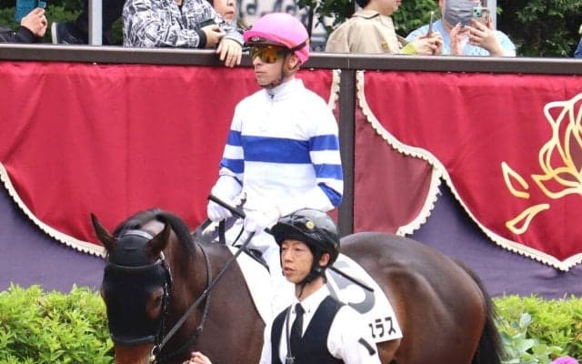 ２０日に亡くなった萩原清調教師を追悼して厩舎スタッフが喪章を着用　東京１Ｒのキャルキュラスは９着