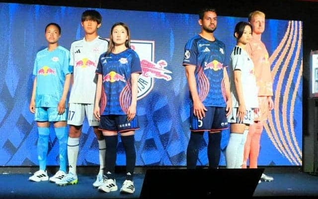 サッカーRB大宮、新ユニホームをお披露目　スピード感を表現