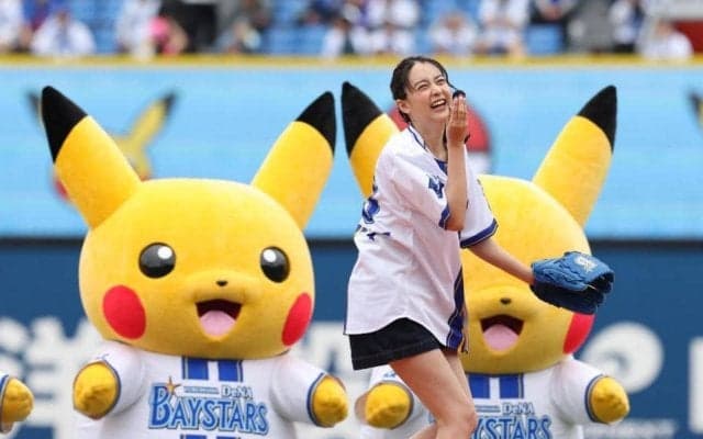 ＤｅＮＡ戦で女優・山本美月が始球式　ポニテ揺らし圧倒的オーラ漂わせる　背後にピカチュウ６人　キュートな笑顔振りまく