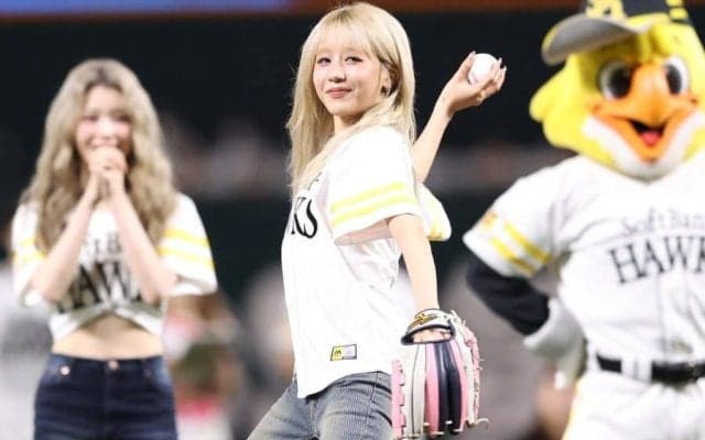 “人気美女”がおへそチラリ…金髪なびかせ豪快投球　笑顔を見せて大はしゃぎ、場内騒然