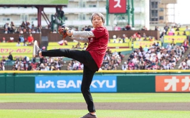 下咽頭がん公表のタレント・見栄晴が始球式「マウンドからスタンドを見渡した時、思わず涙が」　元気に投球披露「『車検』だと思って定期的な検診を」と呼びかけ