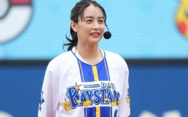 ショーパン美女が“暴投”に「きゃあー」　ポニテ揺らし豪快投球…キュートな笑顔で魅了