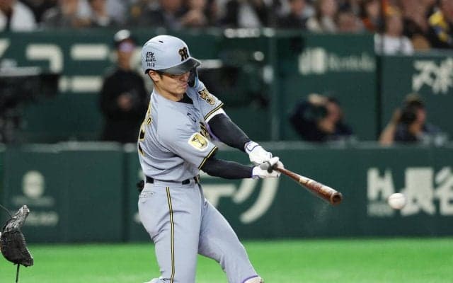 【阪神】打席の坂本誠志郎が塁審に珍しすぎるポジション変更依頼　サイド左腕と重なったか