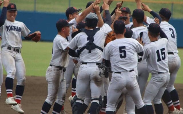 横浜が圧巻の強さで22年ぶり7度目の優勝！浦和学院相手に14安打13得点の猛攻【関東大会】