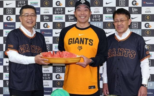【巨人】阿部監督が絶品「富里すいか」にかぶりつく「すごくみずみずしい」ミスターも愛した逸品