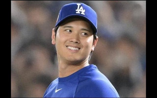大谷翔平　ゲームセット直後に見せた“らしさ”白線上にあった黒い物体を発見→自ら拾い上げる　ラインも踏まずに勝利のタッチへ　試合前は小鳥さんにお辞儀