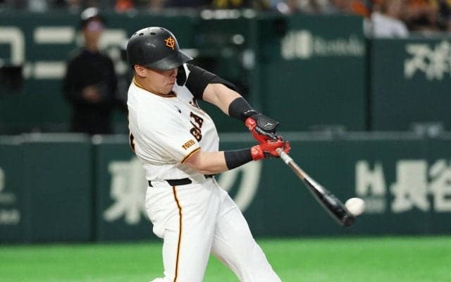 【巨人】痛そう…浅野翔吾が自打球に表情ゆがめもん絶　トレーナーが駆け寄るも出場続ける