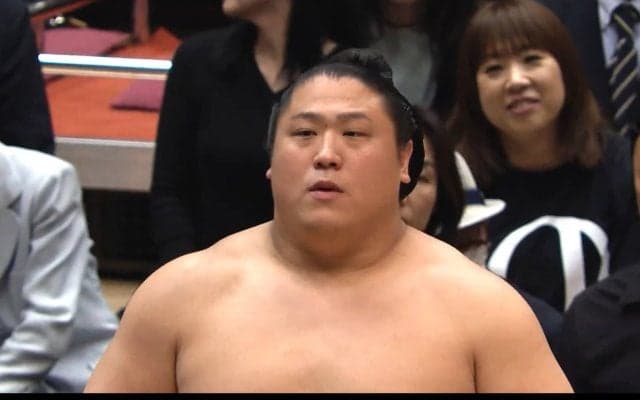 「超デカい」若隆景に“巨大すぎる”副賞「規格外過ぎる」「すごい光景だ」ファン騒然