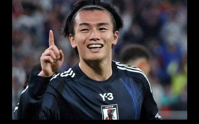 「なんて幸せな写真なんや」　日本代表ＦＷが愛娘を抱く写真投稿「家族からパワーたくさんもらいました！」　妻との２ショも　「パパ頑張ってね」「寝方一緒なの可愛すぎる」