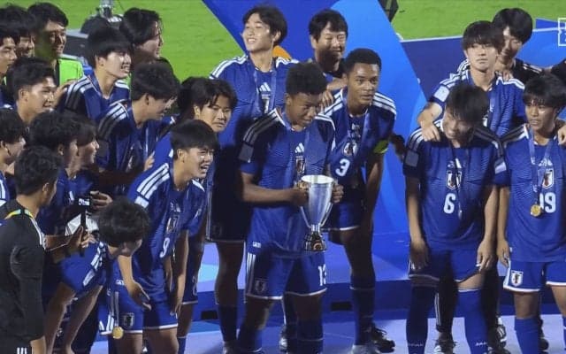 「統率とれすぎてる笑」U-17日本代表、伝統の“みんなで無視”披露！歓喜の“森脇芸”に「海外の人ポカンだろな」「受け継がれてる」【アジア杯】