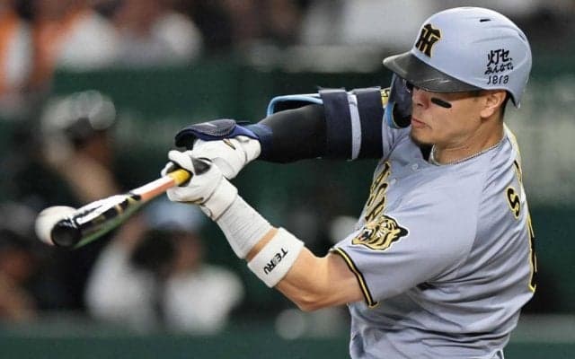 阪神・佐藤輝　今季９度目の猛打賞　１年ぶり右翼守備でフェンス際好捕も「ＷＢＣでもやってるのでね」